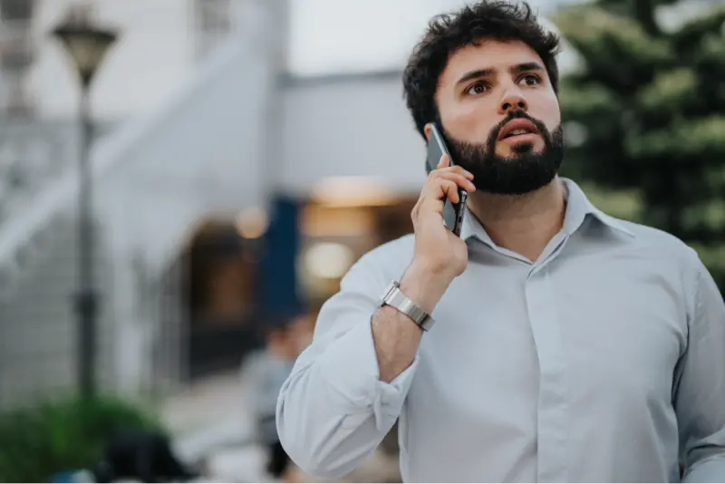 ወጣቱ በስልክ ሲያወራ