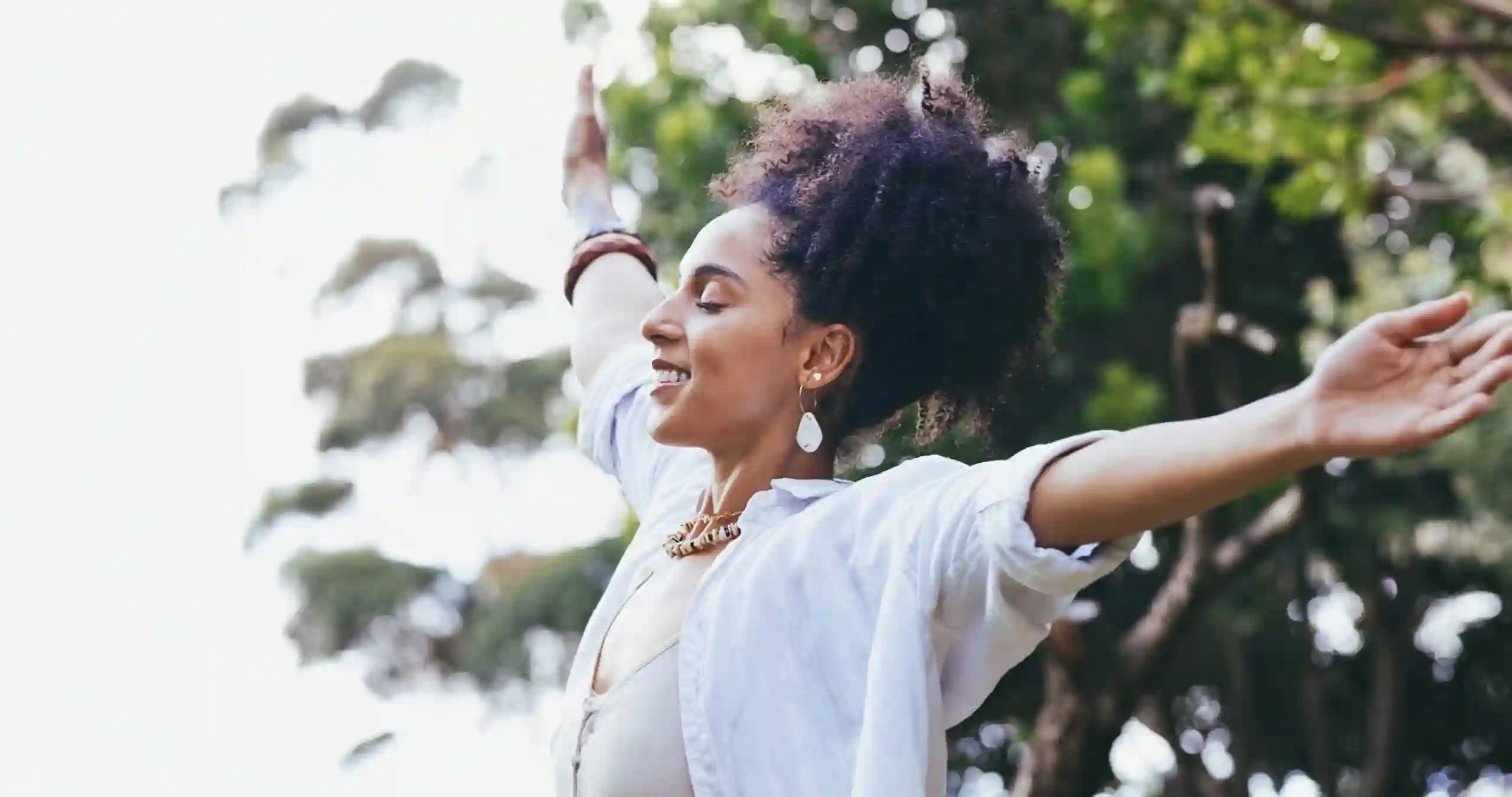 ክፍት ክንዶች ያላት ወጣት ሴት